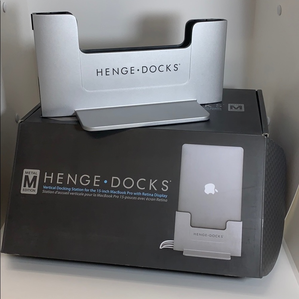 Henge Docks Vertical Docking Station for 15 in Mac